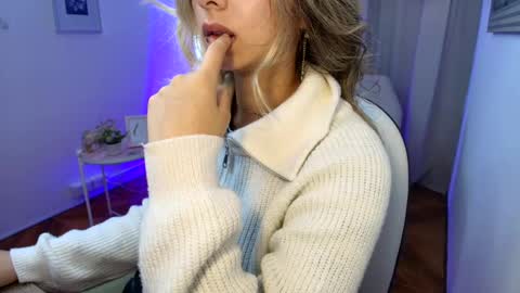 Snapshot of rousee_v chatting on 01.19.26 Rousee online show from 01.19.26