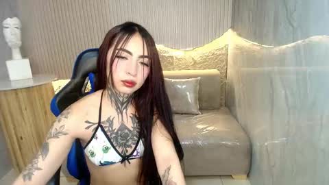 Snapshot of roux_r chatting on 10.07.25 Roux  online show from 10.07.25