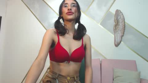 Snapshot of roxana_cyrano chatting on 02.19.25   online show from 02.19.25