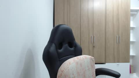 Snapshot of roxanalove7 chatting on 11.18.25 Roxana online show from 11.18.25