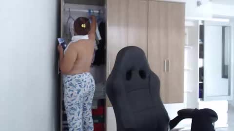 Snapshot of roxanalove7 chatting on 12.17.25 Roxana online show from 12.17.25