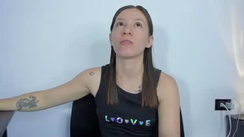 Snapshot of roxanne_jones1 chatting on 06.12.26 roxanne online show from 06.12.26