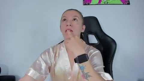 Snapshot of roxanne_jones1 chatting on 06.16.26 roxanne online show from 06.16.26