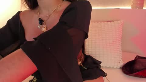 Roxanne Gomez online show from 10.31.25