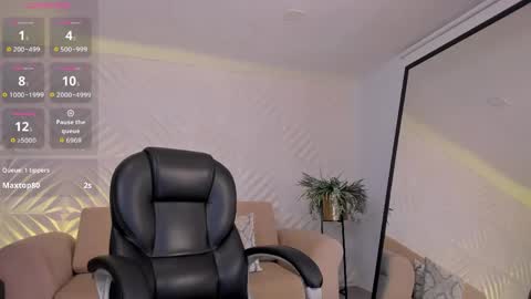 Roxanne Hill  online show from 05.31.26