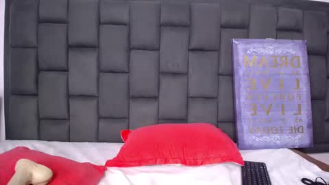 Snapshot of roxannehott chatting on 02.22.25 ross brown online show from 02.22.25
