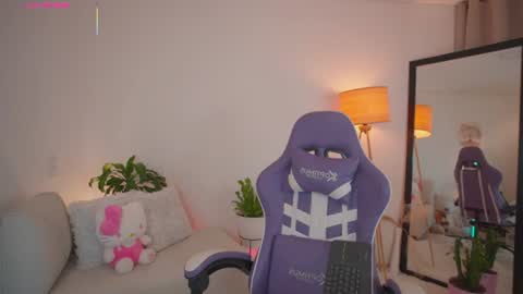 Snapshot of roxie_gates chatting on 07.04.26 R O X I E online show from 07.04.26