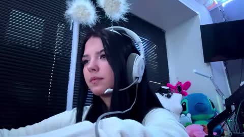 Snapshot of roxiepiurkowski chatting on 10.15.25 Hana online show from 10.15.25