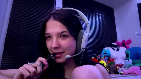 Snapshot of roxiepiurkowski chatting on 10.16.25 Hana online show from 10.16.25