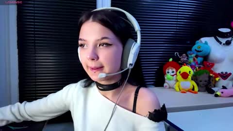 Snapshot of roxiepiurkowski chatting on 10.19.25 Hana online show from 10.19.25
