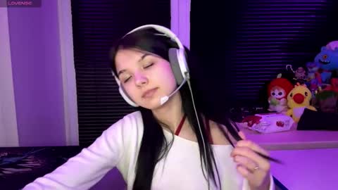 Snapshot of roxiepiurkowski chatting on 10.24.25 Hana online show from 10.24.25