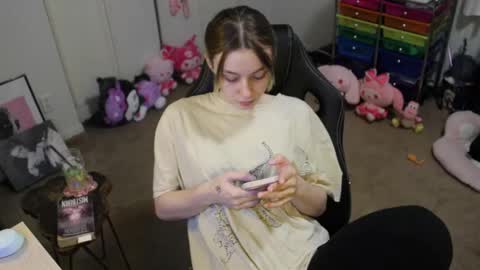 Snapshot of roxiethefox chatting on 09.29.25 roxie online show from 09.29.25