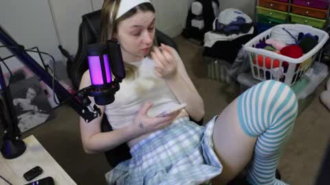 Snapshot of roxiethefox chatting on 10.29.25 roxie online show from 10.29.25