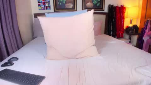 Snapshot of roxiets chatting on 10.10.25 roxie online show from 10.10.25