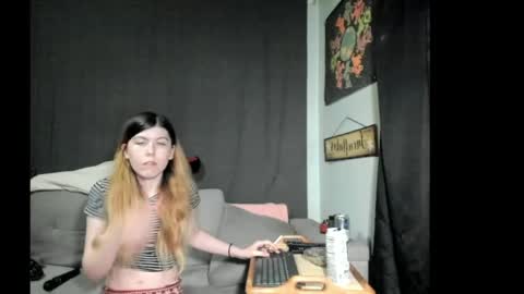 Snapshot of roxihazeleyes chatting on 06.04.26 roxihazeleyes online show from 06.04.26