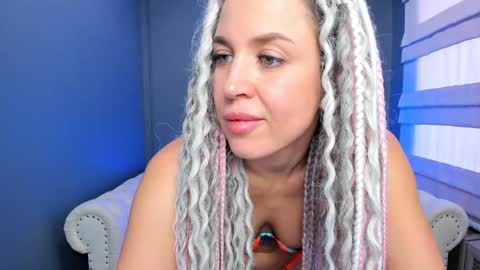 Snapshot of roxy_mars chatting on 01.10.25 Roxy online show from 01.10.25