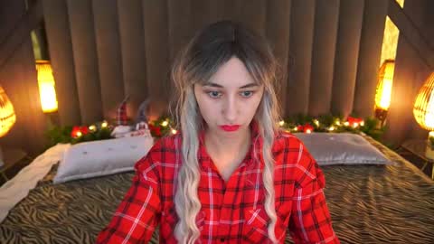 Snapshot of roxy_rayy chatting on 12.29.24 roxy_rayy online show from 12.29.24