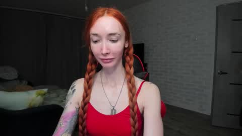 Snapshot of roxy_silver chatting on 11.10.25 Roxy online show from 11.10.25