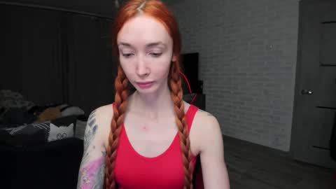 Snapshot of roxy_silver chatting on 12.01.25 Roxy online show from 12.01.25