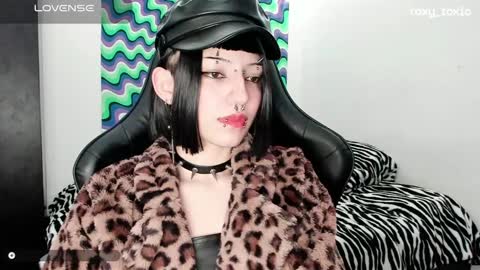 Roxy Independient model Help me to reach 50 thumbs up online show from 01.29.25
