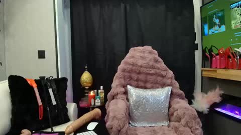 Snapshot of roxydiamonde chatting on 10.24.25 Roxy Diamonde online show from 10.24.25