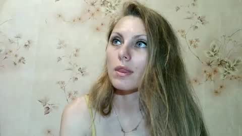 Snapshot of roxyfox18x01 chatting on 06.11.26 roxyfox18x01 online show from 06.11.26