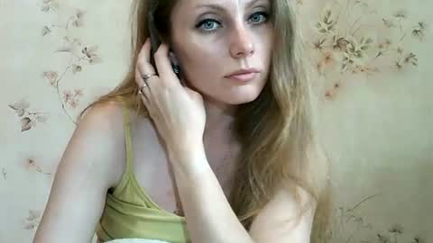 Snapshot of roxyfox18x01 chatting on 06.13.26 roxyfox18x01 online show from 06.13.26
