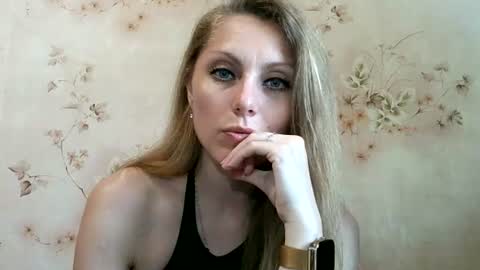 Snapshot of roxyfox18x01 chatting on 06.16.26 roxyfox18x01 online show from 06.16.26