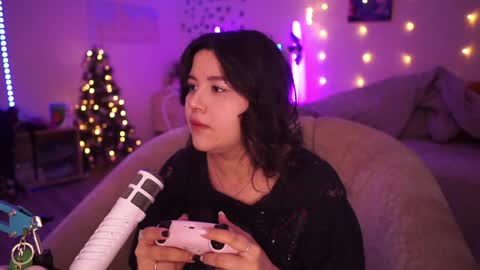Snapshot of roxysuh chatting on 12.11.24 roxysuh online show from 12.11.24
