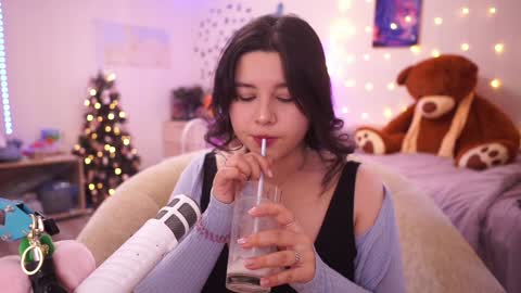 Snapshot of roxysuh chatting on 12.18.24 roxysuh online show from 12.18.24