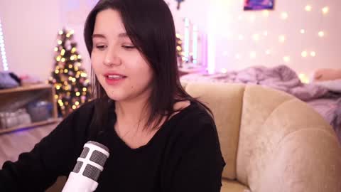Snapshot of roxysuh chatting on 12.19.24 roxysuh online show from 12.19.24