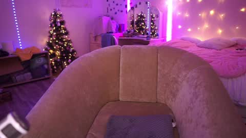 Snapshot of roxysuh chatting on 12.28.24 roxysuh online show from 12.28.24