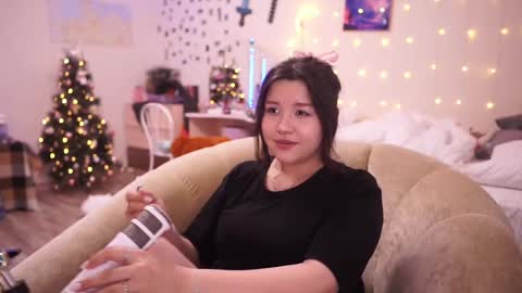 Snapshot of roxysuh chatting on 02.19.25 roxysuh online show from 02.19.25