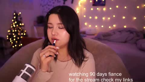 Snapshot of roxysuh chatting on 02.28.25 roxysuh online show from 02.28.25