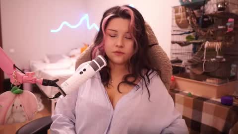 Snapshot of roxysuh chatting on 09.29.25 roxysuh online show from 09.29.25