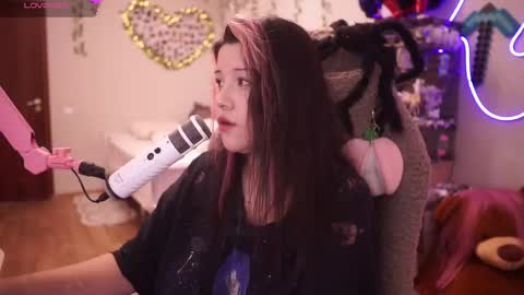 Snapshot of roxysuh chatting on 10.26.25 roxysuh online show from 10.26.25