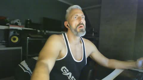 Chico que rico Caliente online show from 01.18.25