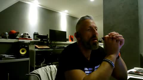 Chico que rico Caliente online show from 02.16.25