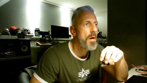 Chico que rico Caliente online show from 02.23.25