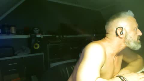 Chico que rico Caliente online show from 10.17.25