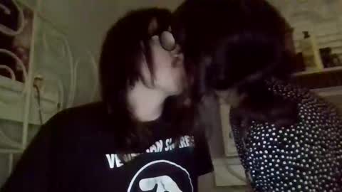 Snapshot of ruinedsistr chatting on 10.22.25 ruinedsistr online show from 10.22.25