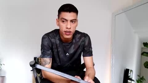  R U S S E L L  online show from 10.12.25