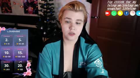 Snapshot of ryan__kim chatting on 12.11.24 Ryan online show from 12.11.24