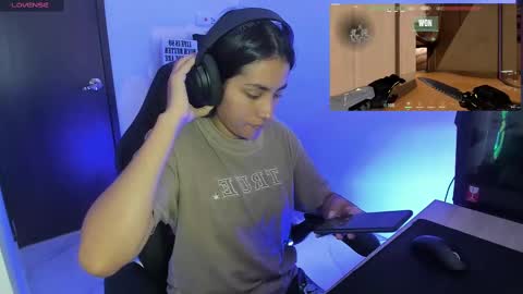 Snapshot of sabrina_chester_02 chatting on 09.25.25 Angie  online show from 09.25.25