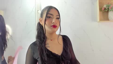 Snapshot of sabrinahims_ chatting on 09.23.25 mariana  online show from 09.23.25