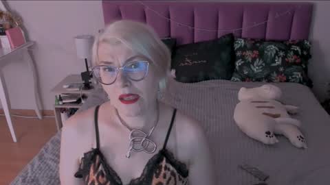 Sabrina MacMarren online show from 01.04.25