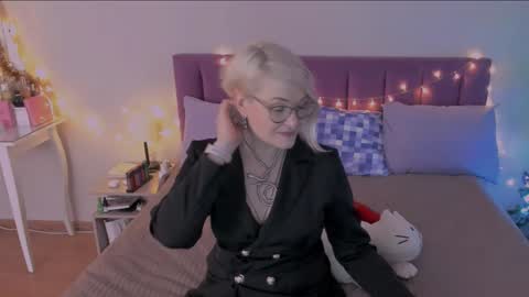 Sabrina MacMarren online show from 01.07.25