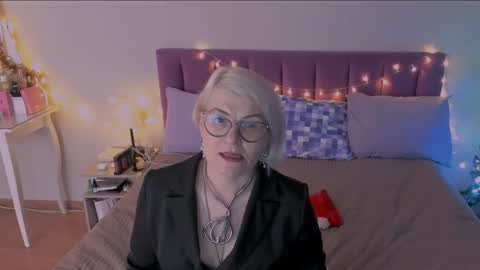 Sabrina MacMarren online show from 01.07.25