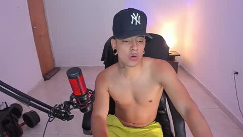 Snapshot of saenz_hotx chatting on 10.11.25 saenz_hotx online show from 10.11.25