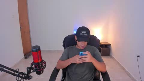 Snapshot of saenz_hotx chatting on 10.20.25 saenz_hotx online show from 10.20.25